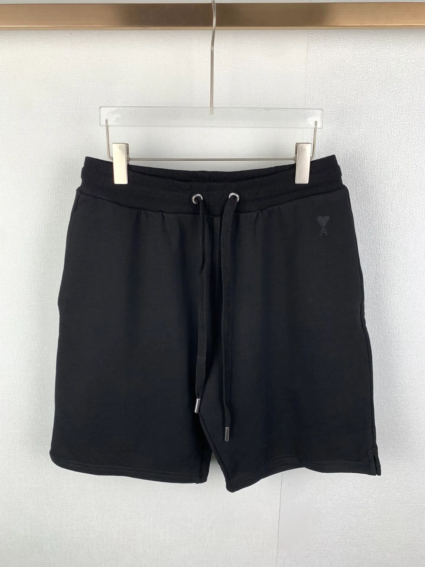 Ami Paris casual shorts with love embroidery, custom-made luxury terry sweatpants material, full of texture, comfortable and close to the skin, taupe tone, natural color, as calm as the earth, love embroidery of the same color quietly blooms, adding brand recognition, adding a touch of romance and sweetness to the shorts, minimalist style, charm of design, soul of wear Process 1: Using imported machine embroidery technology, using advanced computer control system and precision mechanical components to realize Ami love embroidery operation with high precision The lines are smooth and delicate. Process 2: Ferment washing and softening. Use the fermentation effect produced by mixing yeast, water and mild detergent to gently treat the fabric and improve the overall softness. Accessories: Customized 1:1 Ami corns Customized 1:1 Ami hanging clock Customized 1:1 Ami trademark Version: Loose version Size: S M L XL
